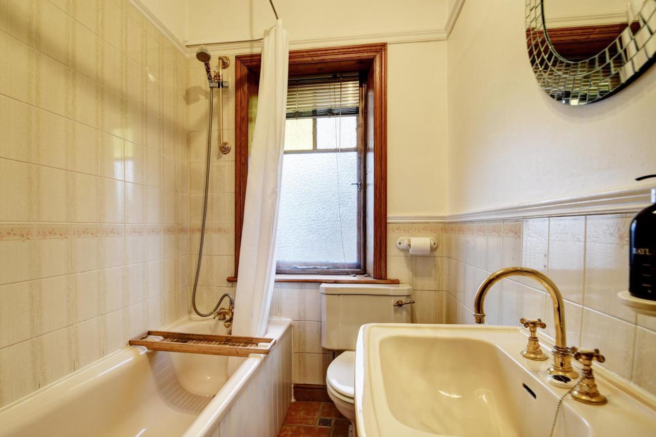 Spacious Victorian Townhouse Near Hcc With Off Street Parking Harrogate Exterior photo